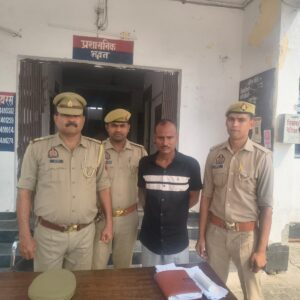 Hathras; 20 वर्षों से कानून की पकड़ से बच रहा ₹25,000/- का इनामिया हिस्ट्रीशीटर गिरफ्तार