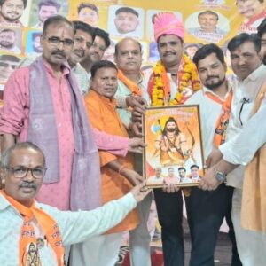 Hathras; पत्रकारिता जनता और प्रशासन के बीच की कड़ी,वरिष्ठ पत्रकार मयंक वशिष्ठ का स्वागत करते आयोजक