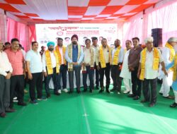हाथरस के श्री दाऊजी महाराज मेला प्रांगण में भव्य व्यापारी समागम एवं सम्मान समारोह का आयोजन।