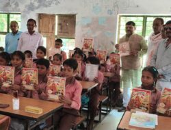 Hathras; सेवा संकल्प अभियान के अंतर्गत लाखनू एवं पुरा कला  के विभिन्न विद्यालयों में विद्यार्थियों को पाठ्य-सामग्री वितरित की