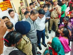 Hathras;मंडलायुक्त ने मरीजों से सीधे पूछीं अस्पताल की व्यवस्थाएं