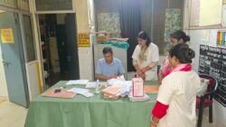 Hathras;सीएचसी पर एसीएमओ ने लिया स्वास्थ्य सेवाओं का जायजा, स्टाफ में मचा हड़कंप