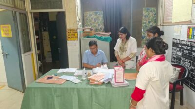 Hathras;सीएचसी पर एसीएमओ ने लिया स्वास्थ्य सेवाओं का जायजा, स्टाफ में मचा हड़कंप