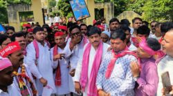 Hathras; सपा ने निकाला पैदल मार्च, निर्वाचन आयुक्त का पुतला फूंका