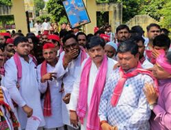 Hathras; सपा ने निकाला पैदल मार्च, निर्वाचन आयुक्त का पुतला फूंका