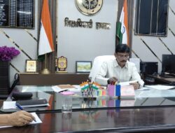 Hathras; जनता की शिकायतों के निस्तारण की डीएम कर रहे निगरानी