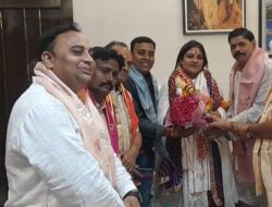 Hathras;पालिका अध्यक्ष के वित्तीय व प्रशासनिक अधिकार बहाल होने पर व्यापारियों ने किया स्वागतढोल-नगाड़ों के बीच फूलमालाएं पहनाकर किया सम्मान, शहर के विकास और सफाई व्यवस्था में सुधार की मांग