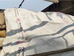 Hathras;सरकारी चावल की कालाबाजारी का भंडाफोड़दो ट्रकों से 421 बोरे बरामद, पुलिस जांच में जुटी
