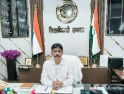 Hathras;आंगनबाड़ी केंद्रों पर बच्चों का वजन और लंबाई मापकर पोर्टल पर करें फीडिंग: डीएम
