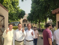 Hathras;बागला इंटर कॉलेज में वरिष्ठ भाजपा नेता पंडित अजय रावत ने अपने सम्मानित साथियों के साथ राष्ट्रहित में स्नातक चुनाव में परिवार सहित संगठन के पक्ष में मतदान किया