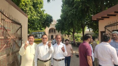Hathras;बागला इंटर कॉलेज में वरिष्ठ भाजपा नेता पंडित अजय रावत ने अपने सम्मानित साथियों के साथ राष्ट्रहित में स्नातक चुनाव में परिवार सहित संगठन के पक्ष में मतदान किया