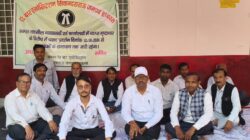 Hathras;भ्रष्टाचार के विरोध में वकीलों का कार्य बहिष्कार, 14वें दिन भी ठप रहा तहसील का कामकाज