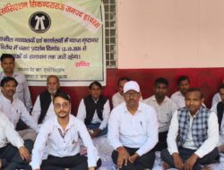 Hathras;भ्रष्टाचार के विरोध में वकीलों का कार्य बहिष्कार, 14वें दिन भी ठप रहा तहसील का कामकाज