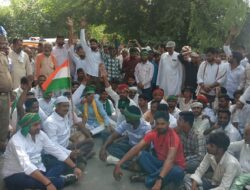 Hathras; यूजीसी के नए नियमों के विरोध में प्रदर्शन, काफिला रोका तो सड़क पर बैठे